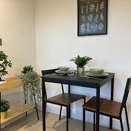Апартаменти Awesome Refurbished 1 Bed Flat Few Steps To High St ! - 2 East House Епсом Екстер'єр фото