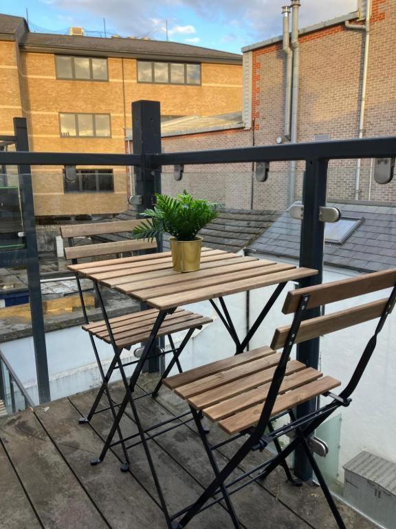Апартаменти Awesome Refurbished 1 Bed Flat Few Steps To High St ! - 2 East House Епсом Екстер'єр фото
